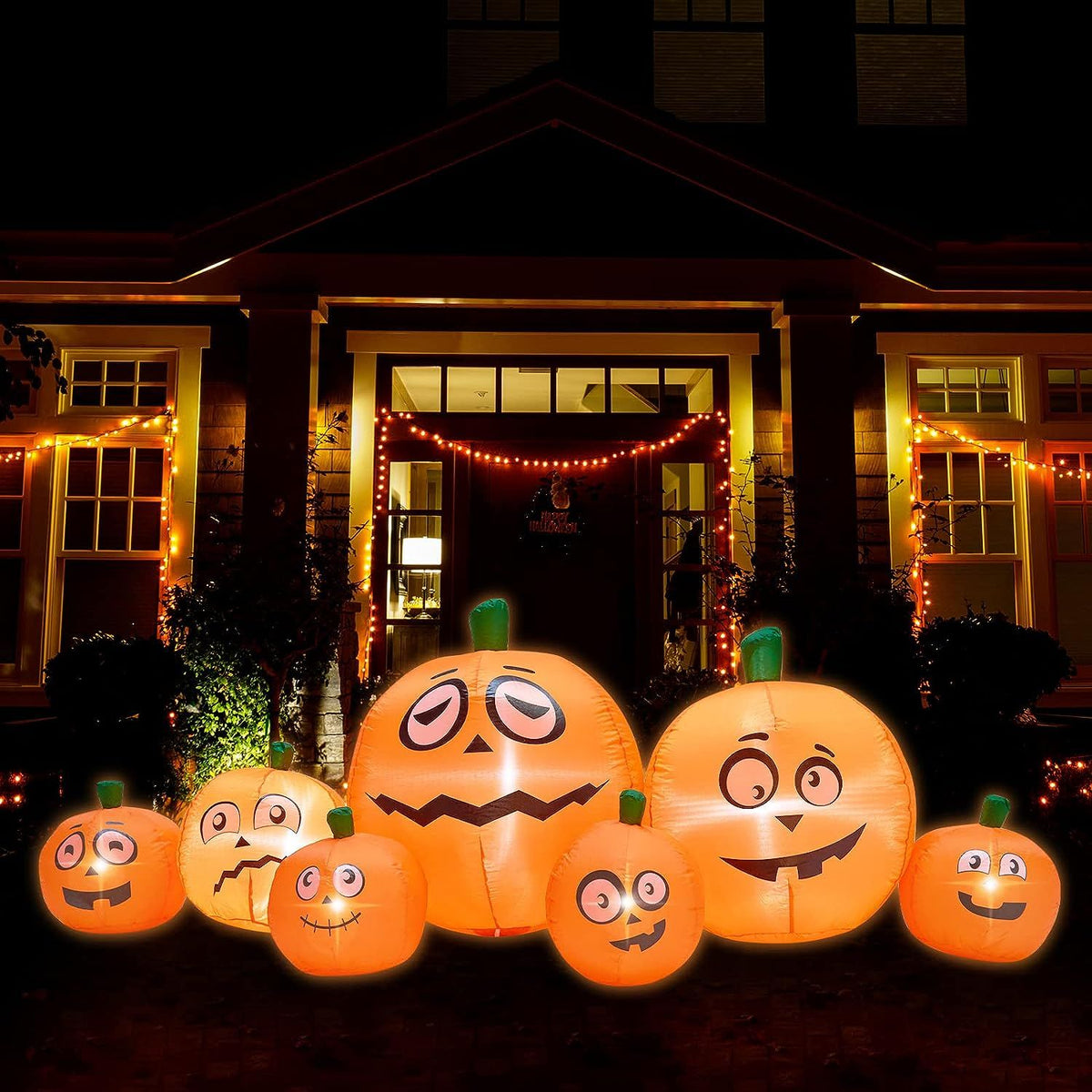 Décoration de jardin Halloween avec citrouilles gonflables lumineuses