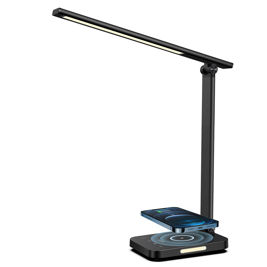 Lampe de bureau rechargeant un téléphone sans fil sur son socle