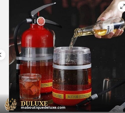 Distributeur de boissons en forme d'extincteur rouge rempli, versement dans un verre