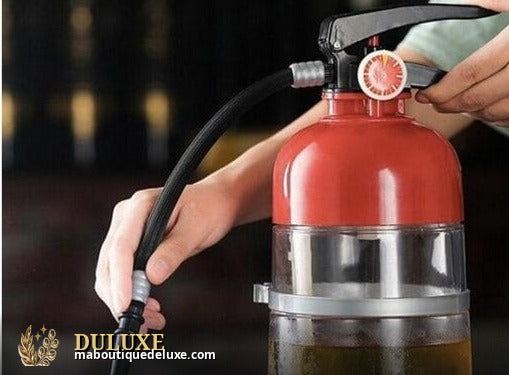Distributeur extincteur tenu en main, détail du robinet-pompe