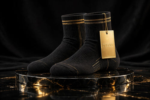 Chaussettes de Compression en Bambou DULUXE – paire noire et dorée sur fond noir et or
