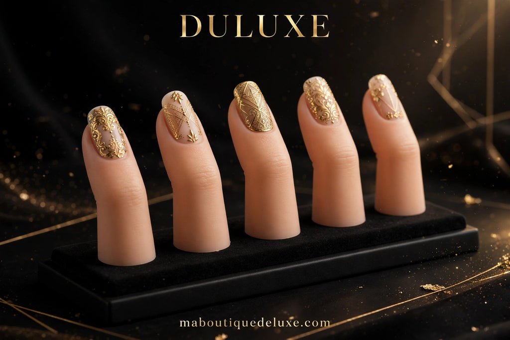 Doigts d'Entraînement pour Manucure — angle alternatif, ongles décorés dorés