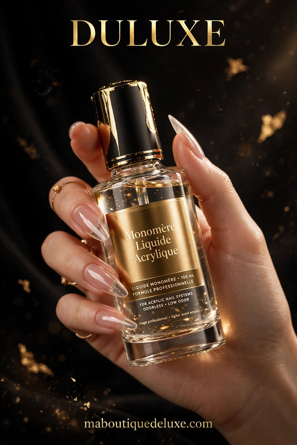 Monomère Liquide Acrylique Limegirl — angle alternatif, flacon tenu en main manucurée