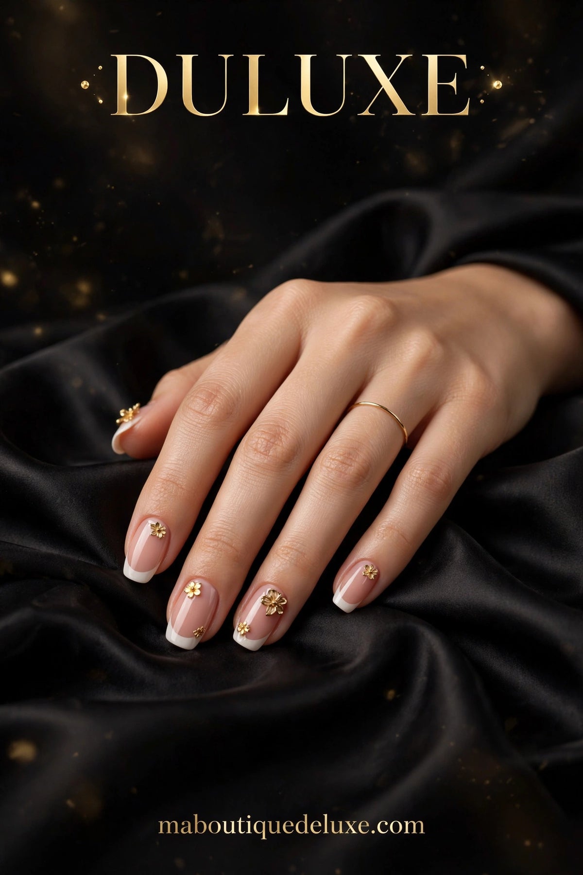 Faux Ongles Press-On French Fleurs Dorées 24 pcs — en situation d'usage, main élégante portant la french fleurie